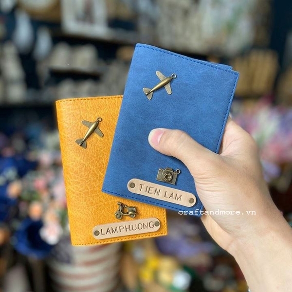 Túi ví đựng passport cover khắc tên, trang trí charm theo yêu cầu