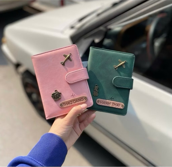 Túi ví đựng passport cover khắc tên, trang trí charm theo yêu cầu