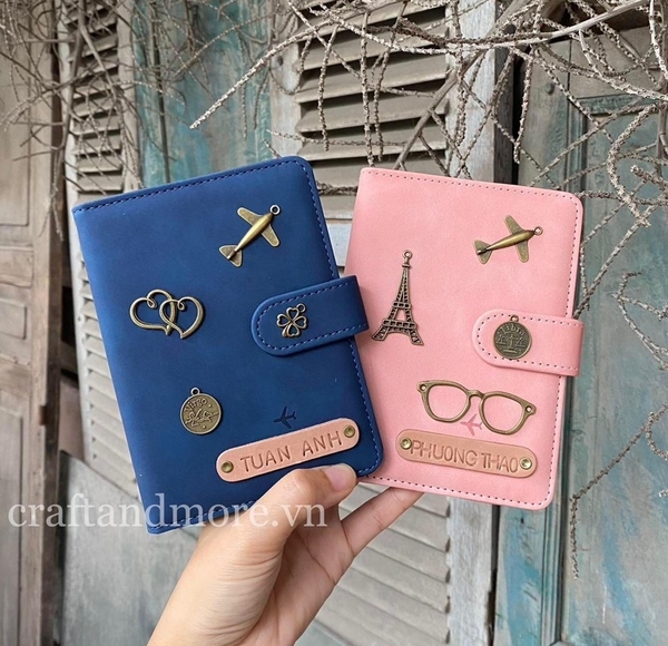 Túi ví đựng passport cover khắc tên, trang trí charm theo yêu cầu