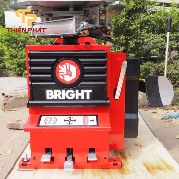 Máy ra vào lốp xe máy, xe điện, xe sân gôn liên doanh Italia Bright M806B