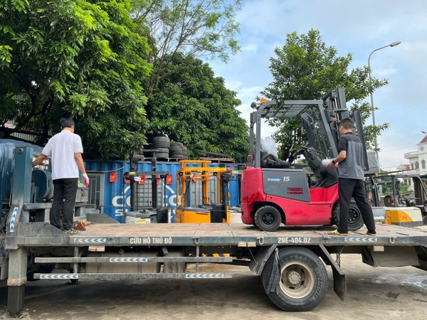 BÀN GIAO XE NÂNG CŨ NHẬT NICHIYU 1,5 TẤN CHO KHÁCH MÊ LINH, HÀ NỘI