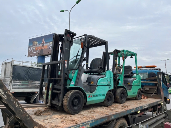 BÀN GIAO 2 XE NÂNG DẦU 1,5 TẤN MITSUBISHI CHO KHÁCH TẠI SÓC SƠN, HÀ NỘI