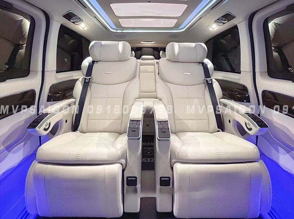 Ghế limousine có bàn xếp gọn lắp đặt Benz V250