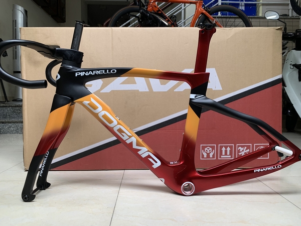 Bộ Khung (sườn) PINARELLO DOGMA F (F14) thắng dĩa, full carbon - Màu Vàng cam phối đỏ/nền đen