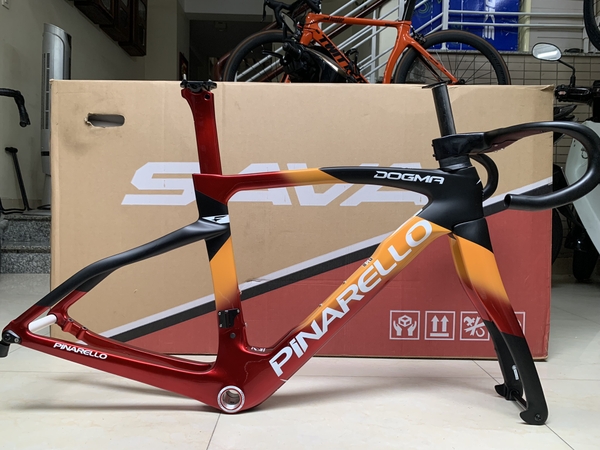 Bộ Khung (sườn) PINARELLO DOGMA F (F14) thắng dĩa, full carbon - Màu Vàng cam phối đỏ/nền đen