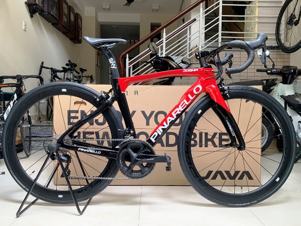 Xe đạp đua PINARELLO DOGMA F10 - Khung, vành Full Carbon, Full group Shimano 105 R7000. Màu Đen/Đỏ