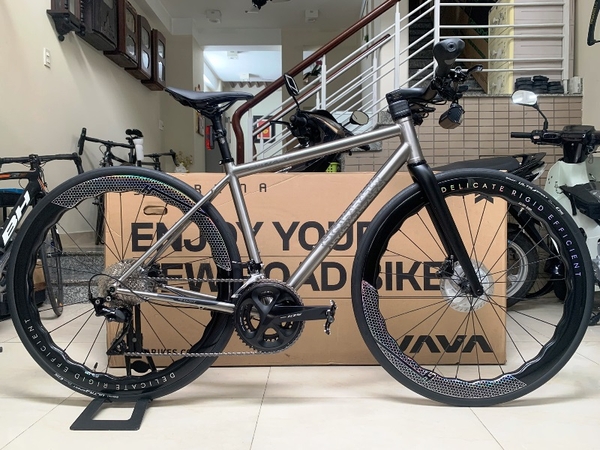 ROAD BIKE tay lái ngang HI-LIGHT R6 Disc, Khung TITANIUM - vành Carbon, groupsets Shimano 105 R7000 thắng dĩa dầu