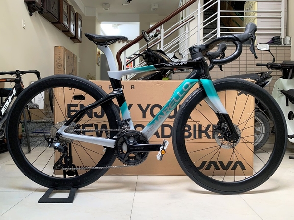 Xe đạp đua PINARELLO DOGMA F (F14) - Khung, vành Full Carbon, Full group Shimano 105 R7120 thắng đĩa dầu. Màu Đen/Xanh/Bạc