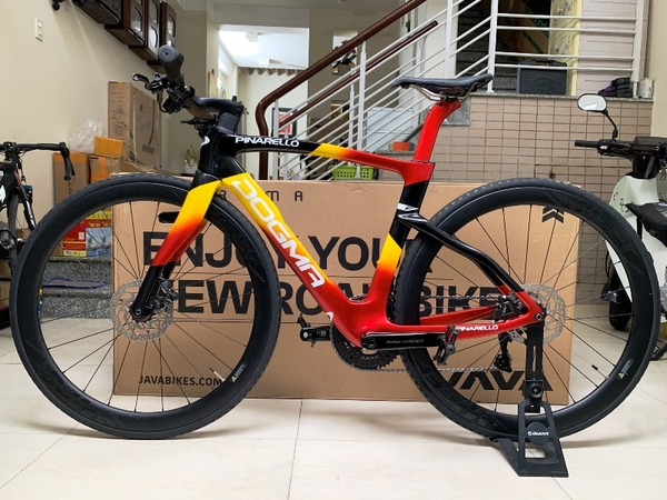 ROAD BIKE tay lái ngang PINA F14, Khung carbon - vành carbon, group Shimano 105. Thắng đĩa dầu - Màu phối Đen/Vàng/Đỏ