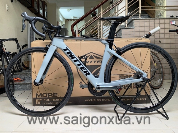 Xe đạp đua TWITTER R5 - khung, Vành full Carbon, group SHIMANO TIAGRA 4700. Màu Xám xi măng