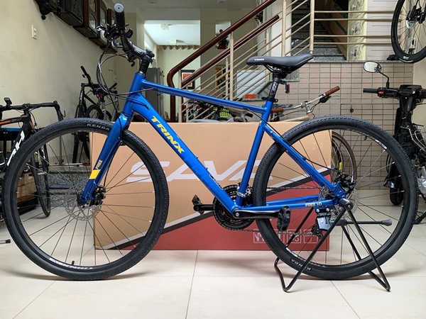 Xe đạp thể thao touring TRINX (THẮNG ĐĨA CƠ), Group Shimano 21 tốc độ. Hàng nhập khẩu nguyên chiếc, mới 100%. Màu Xanh