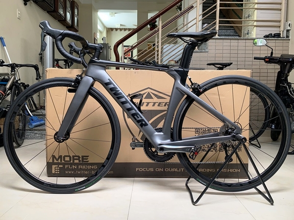 Xe đạp đua TWITTER R5 - Khung, Vành full Carbon, group SHIMANO TIAGRA 4700. Màu Xám lông chuột