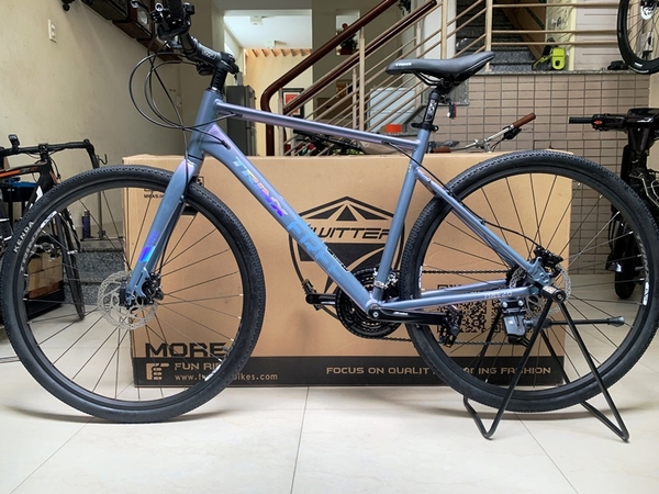 Xe đạp thể thao touring TRINX (THẮNG ĐĨA DẦU), Group Shimano 24 tốc độ. Hàng nhập khẩu nguyên chiếc, mới 100%. Màu Xám xanh