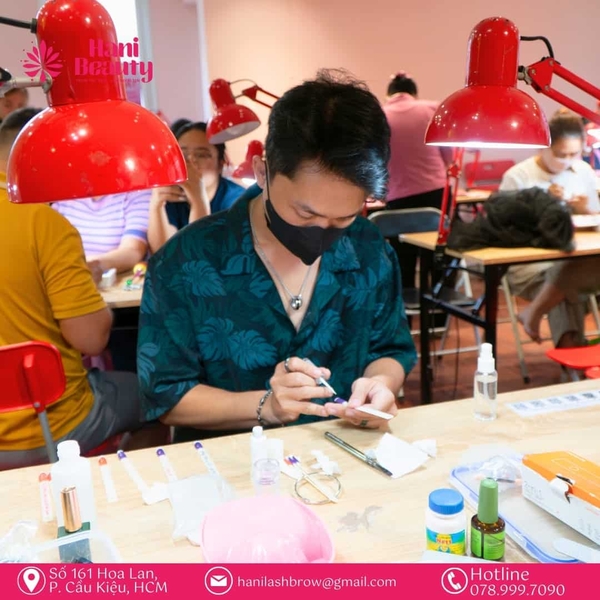 Học viên đang thực hành đắp bột nail theo từng bước.