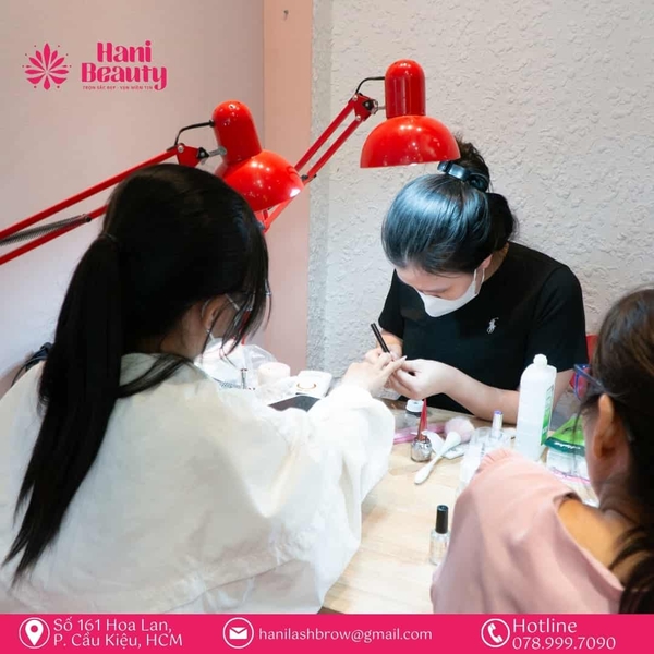 Học viên áp dụng mẹo nhỏ để đắp bột nail đều và chắc.