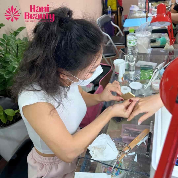 Giảng viên Hani hướng dẫn học viên kỹ thuật đắp bột nail.
