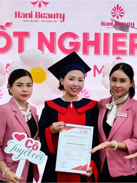 Học viên thực hành nail tại Hani Beauty dưới sự hướng dẫn của giảng viên