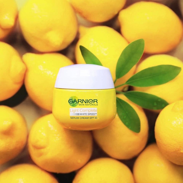 Kem Dưỡng Garnier Serum Sáng Da Ban Ngày Light Complete Vitamin C Serum Cream SPF30 18ml