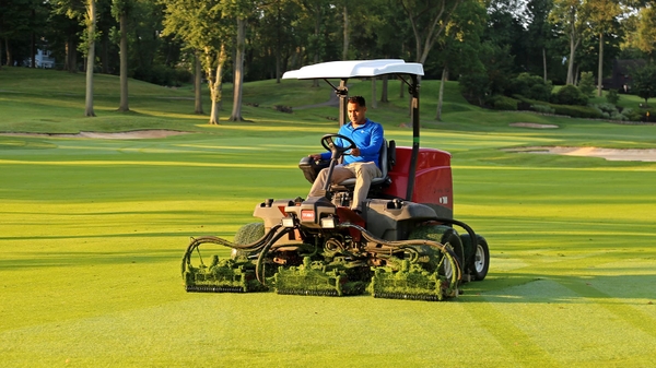 Tác động của tần suất cắt cỏ đối với việc bảo trì sân golf