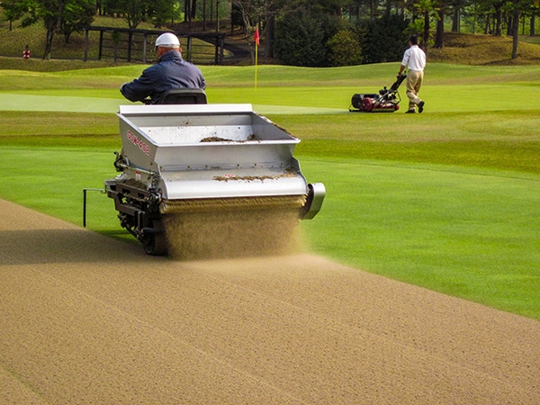 Quy trình rải cát sân golf? Tại sao nên rải cát cho sân golf