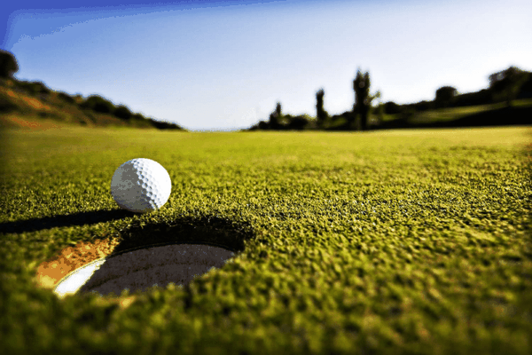 Sân golf ẩn giấu đằng sau một lỗ golf được thiết kế hoàn hảo