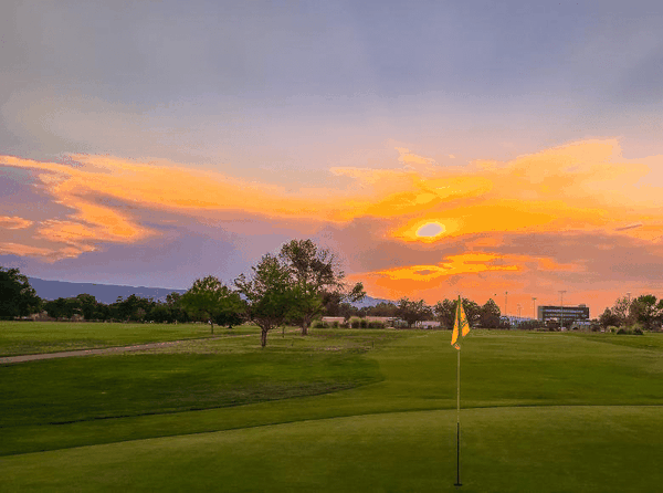 Thách thức và cơ hội trong hoạt động sân golf trong thành phố