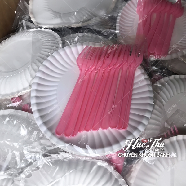 Đĩa giấy 13cm trắng, bạc, in hình (10 cái) kèm nĩa đựng bánh kem, bánh rau câu