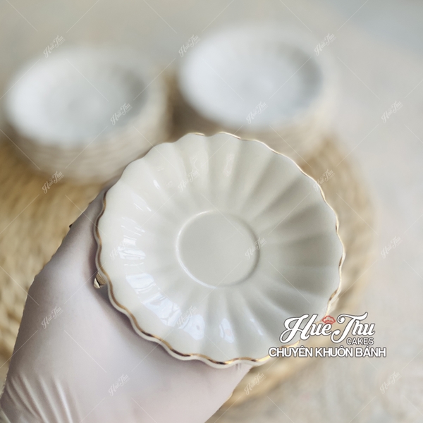 Đĩa Tròn Viền Vàng Lượn 11cm, Đĩa Sứ Tròn Đựng Bánh Bao, Trầu Cau, Xôi Cúng - trang trí đồ ăn, bàn tiệc, mâm cúng