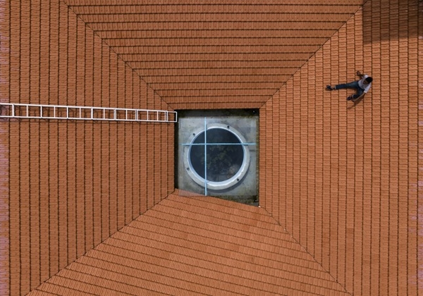 Ngôi nhà dùng gạch ngói làm vật liệu chính tạo ấn tượng