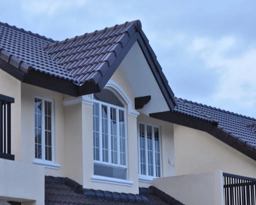 Nên lợp ngói xi măng màu hay ngói đất nung?