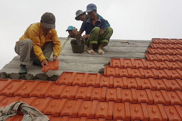 So sánh phương pháp thi công mái lợp ngói và mái bê tông dán ngói