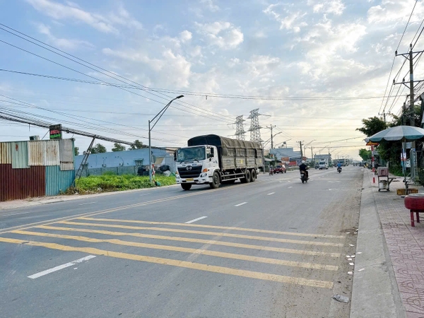 Tỉnh lộ 824 vào 150 ‘ Đường thông 4m “ ấp 2 xã Đức hoà Đông ( cũ ) dân đông .!