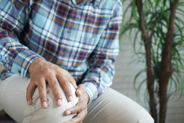 Đau nhức xương khớp – tê tay chân ở người lớn tuổi