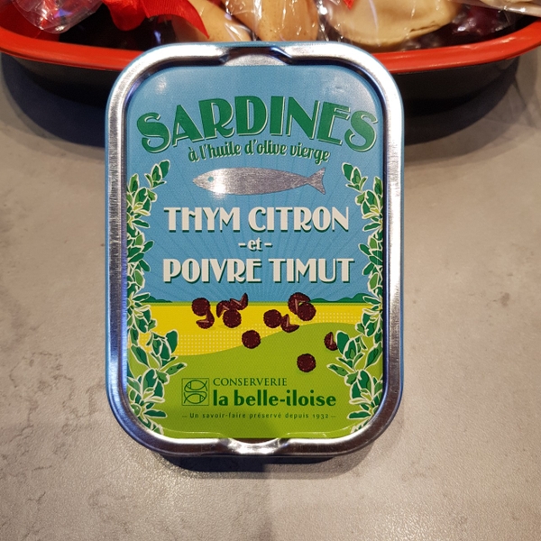 CÁ MÒI SARDINES IN OLIVE OIL & TIMUT PEPPER HỘP 115G