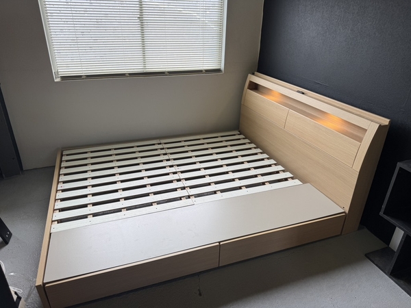 Giường QUEEN 160x200 Có tủ đầu giường, ổ điện, đèn điện PVN1079