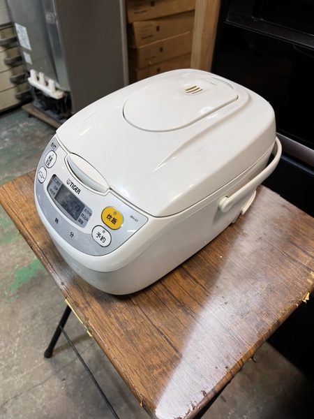 nồi cơm PVN1381 TIGER 1.0L