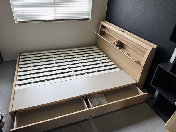 Giường QUEEN 160x200 Có tủ đầu giường, ổ điện, đèn điện PVN1079