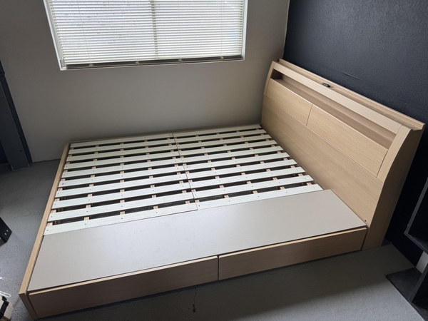 Giường QUEEN 160x200 Có tủ đầu giường, ổ điện, đèn điện PVN1079