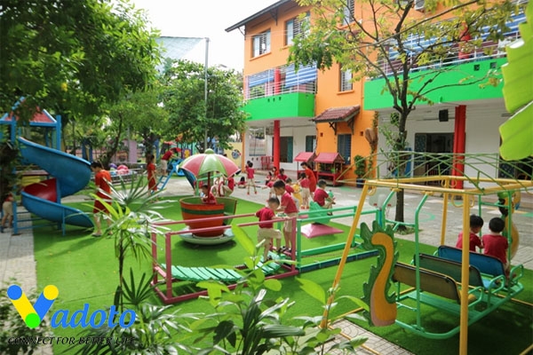 trang trí ngoài sân trường mầm non