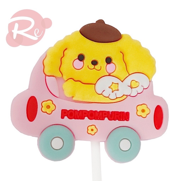 Que cắm Silicon - Chó Pompom Purin lái xe