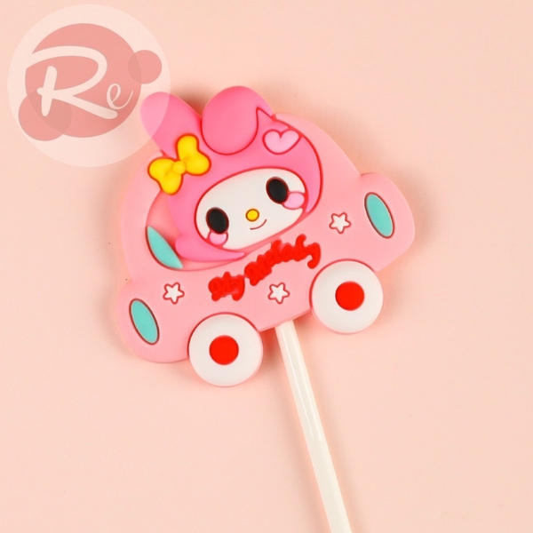 Que cắm Silicon - Mèo Melody lái xe