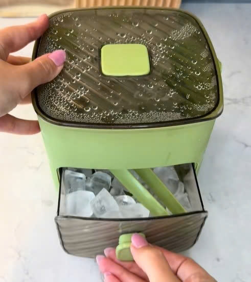 Máy làm đá có khay và hộp đựng