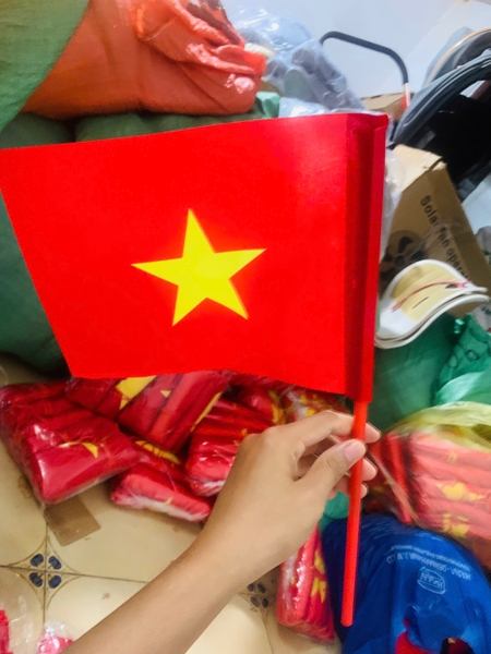 Cờ Tổ quốc cầm tay phục vụ lễ 2/9