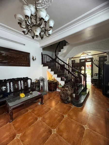 Bán Nhà 5 Tầng Ngõ La Thành - 50m² - Ô Tô Đỗ Cửa - Đang Kinh Doanh Spa Hiệu Quả - Thiết Kế 6 Phòng Ngủ - Giá 19.2 Tỷ