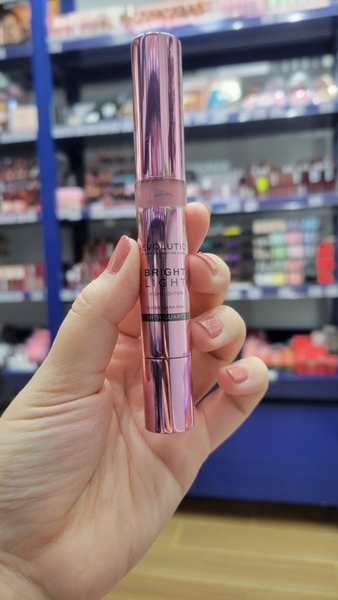 Kem bắt sáng Revolution màu Divine Dark Pink