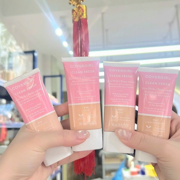 Kem nền dưỡng ẩm căng bóng da Covergirl Clean Fresh Skin Milk 30ml