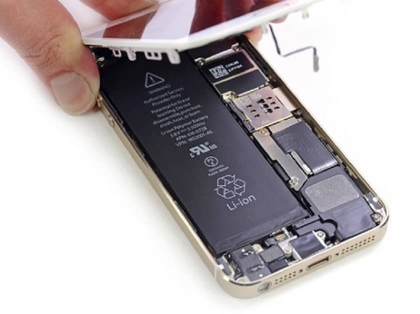 Tháo pin rời khỏi máy 