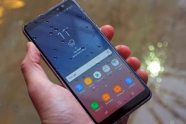 Lập tức lấy điện thoại ra khỏi nước