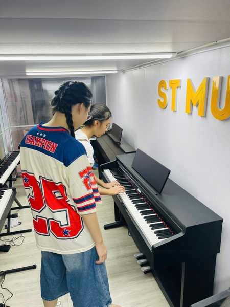 khách hàng đến showroom xem và trải nghiệm đàn piano eterna as1200 thực tế