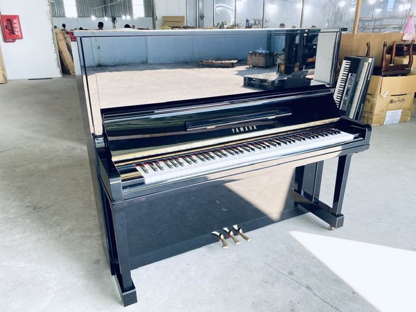  Đàn piano Yamaha U30BL.